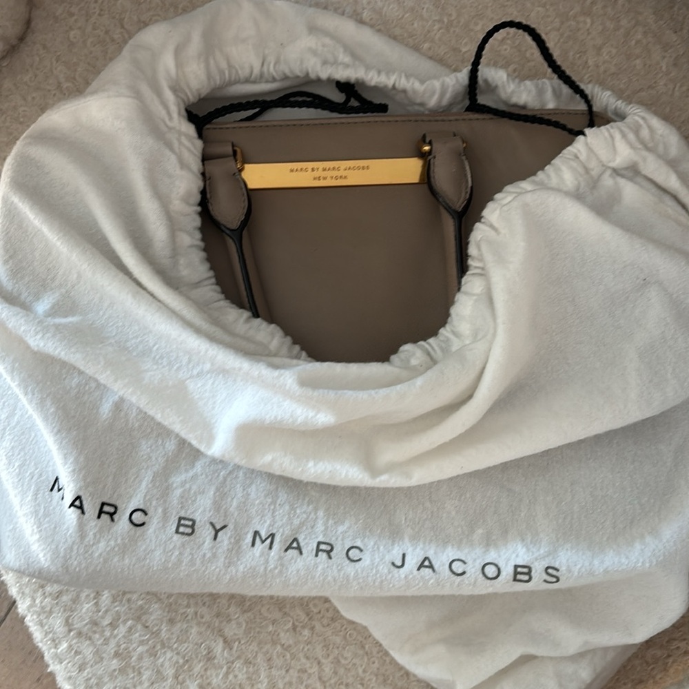 Marc by Marc Jacobs Taupe/Gold Hardware Bag *MINT CONDITION - Picture 2 of 15